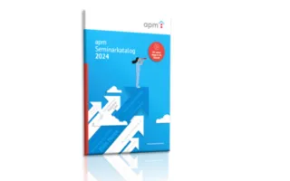 Titelbild des apm Seminarkatalogs 2024 mit einer grafischen Illustration einer Frau, die durch ein Fernrohr in die Zukunft blickt. Umgeben ist sie von weißen und blauen Pfeilen mit Themen aus dem Pflegebereich wie „Pain Nurse“, „Palliative Care“ und „Praxisanleitung“. Oben rechts befindet sich ein roter Kreis mit dem Text „Wir weisen Wege in die Zukunft“. Titelbild des apm Seminarkatalogs 2024 mit einer grafischen Illustration einer Frau, die durch ein Fernrohr in die Zukunft blickt. Umgeben ist sie von weißen und blauen Pfeilen mit Themen aus dem Pflegebereich wie „Pain Nurse“, „Palliative Care“ und „Praxisanleitung“. Oben rechts befindet sich ein roter Kreis mit dem Text „Wir weisen Wege in die Zukunft