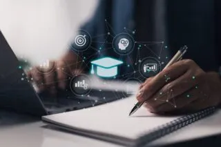 Nahaufnahme einer Person, die mit einem Stift in ein Notizbuch schreibt, während im Hintergrund ein Laptop zu sehen ist. Darüber schweben digitale Symbole wie ein Doktorhut, ein Buch, ein Ziel und Diagramme – symbolisieren digitales Lernen, Bildung, Wissenstransfer und Kompetenzentwicklung.