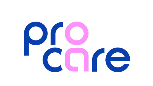 Logo der Marke ‚pro care‘ in moderner Kleinbuchstaben-Typografie auf transparentem Hintergrund. Die Buchstaben ‚p‘, ‚r‘, ‚c‘, ‚a‘ und ‚e‘ sind dunkelblau, das ‚o‘ und das stilisierte ‚a‘ in der Mitte sind rosa eingefärbt und bilden zusammen eine abstrakte menschliche Figur