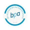 Rundes Siegel mit blauem Rand und dem Schriftzug ‚QUALIFIZIERUNGSOFFENSIVE bpa 2025‘ in der Mitte. Das Logo symbolisiert eine Initiative zur beruflichen Weiterbildung im Pflegebereich